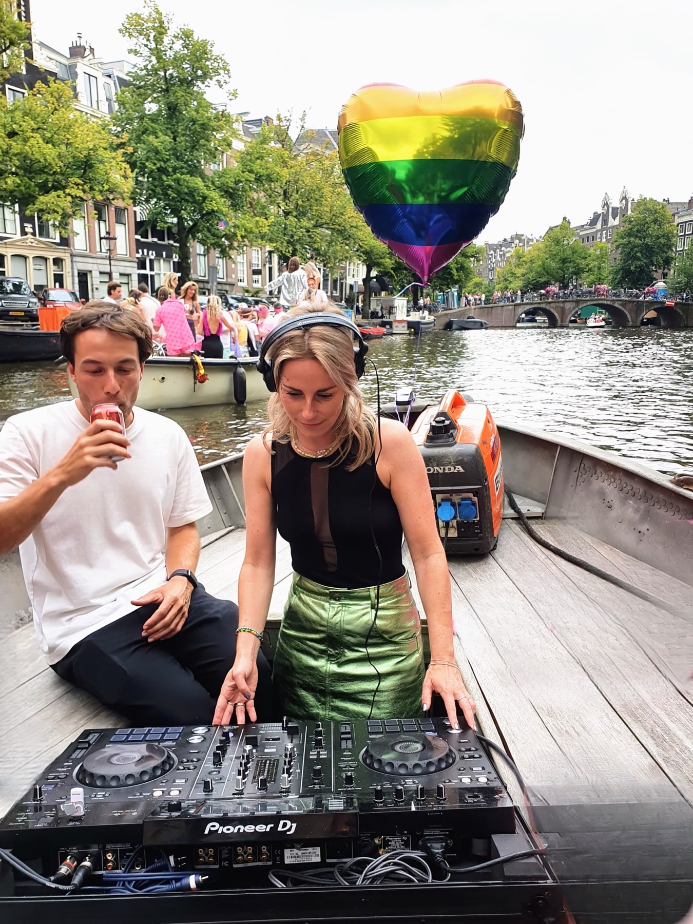 Simone achter de draaitafels op een boot in Amsterdam